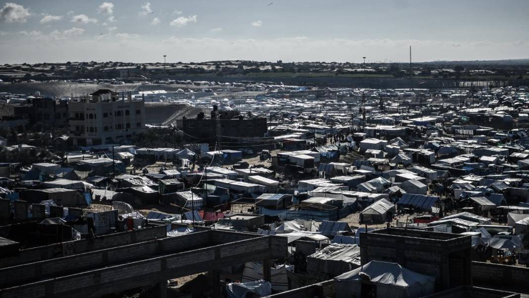 Refah'a sığınan Filistinli aileler, derme çatma çadırlarda yaşam mücadelesi veriyor 16