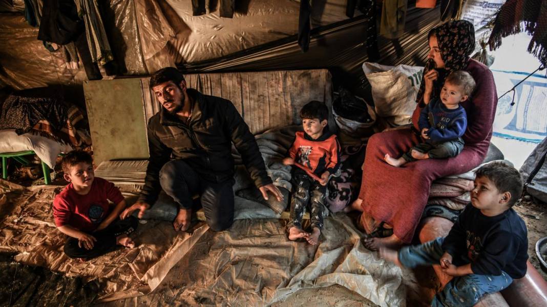 Refah'a sığınan Filistinli aileler, derme çatma çadırlarda yaşam mücadelesi veriyor 17