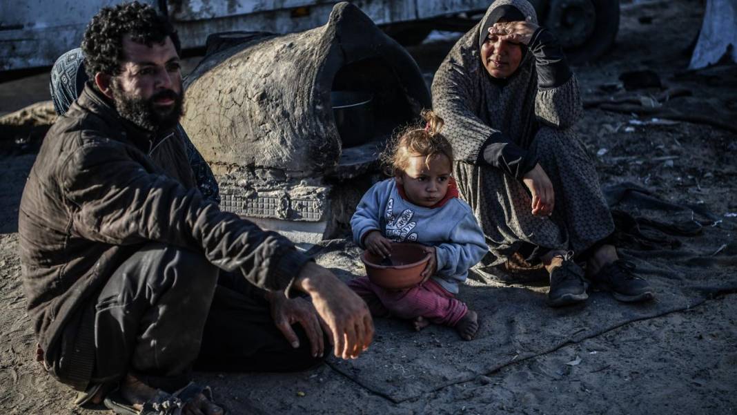 Refah'a sığınan Filistinli aileler, derme çatma çadırlarda yaşam mücadelesi veriyor 19