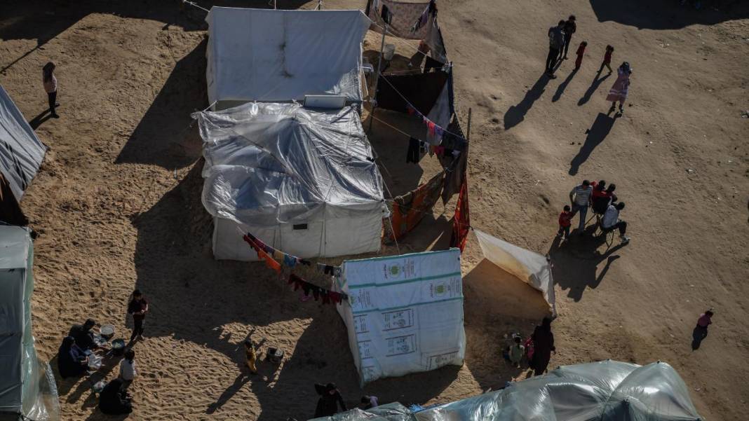 Refah'a sığınan Filistinli aileler, derme çatma çadırlarda yaşam mücadelesi veriyor 2