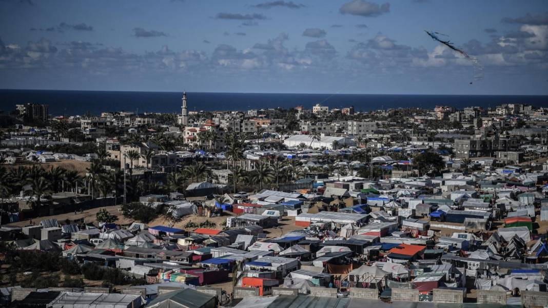 Refah'a sığınan Filistinli aileler, derme çatma çadırlarda yaşam mücadelesi veriyor 3