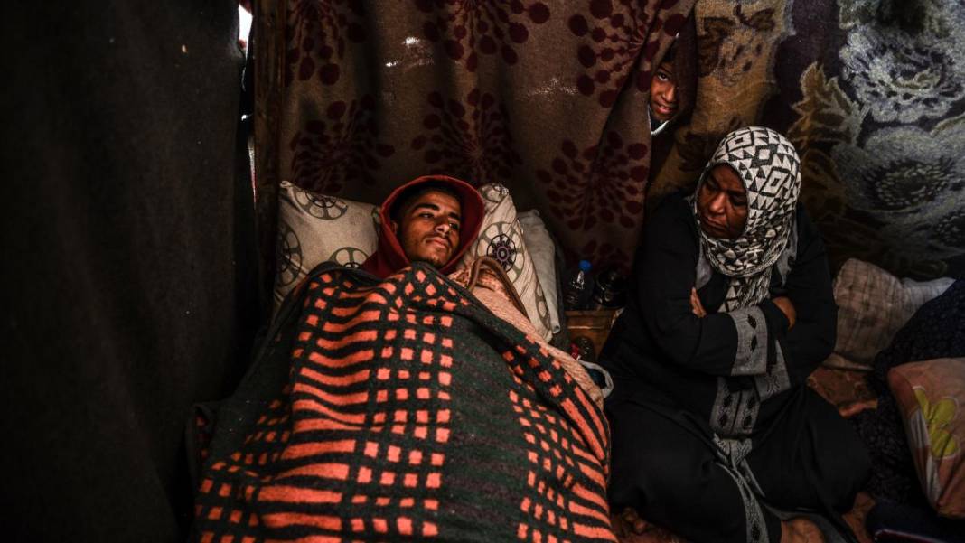 Refah'a sığınan Filistinli aileler, derme çatma çadırlarda yaşam mücadelesi veriyor 4