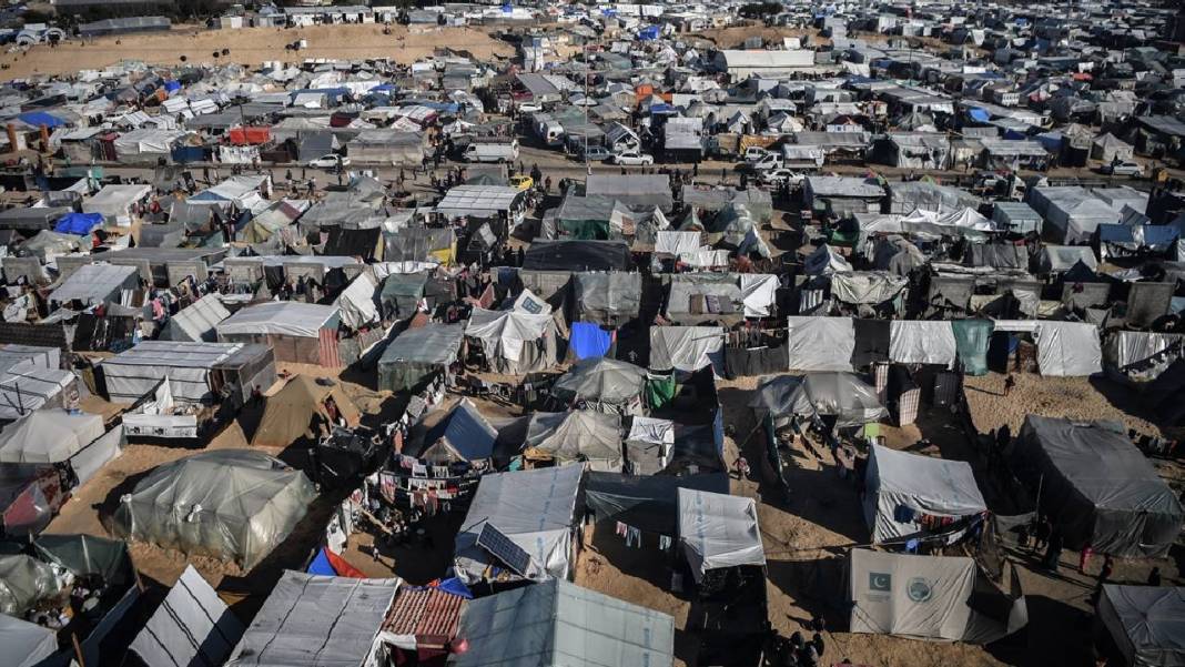 Refah'a sığınan Filistinli aileler, derme çatma çadırlarda yaşam mücadelesi veriyor 7