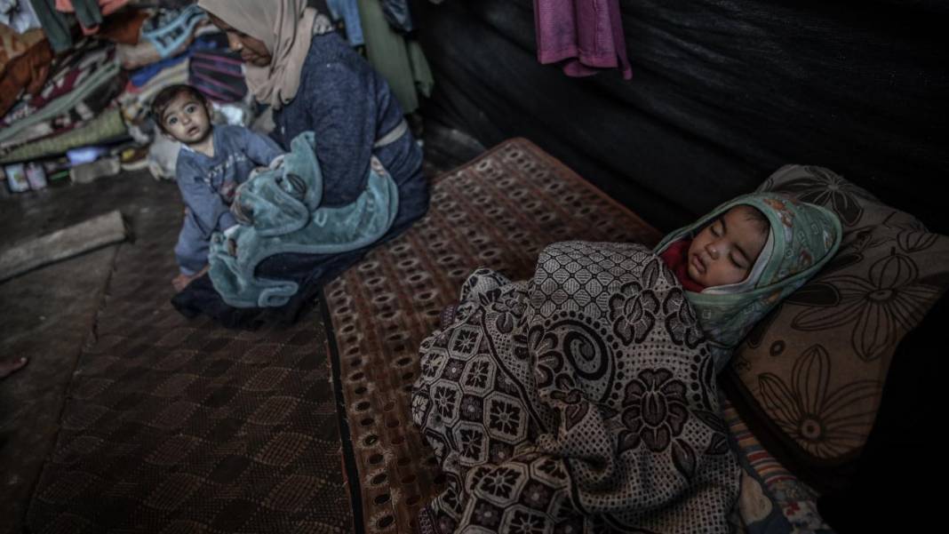 Refah'a sığınan Filistinli aileler, derme çatma çadırlarda yaşam mücadelesi veriyor 9