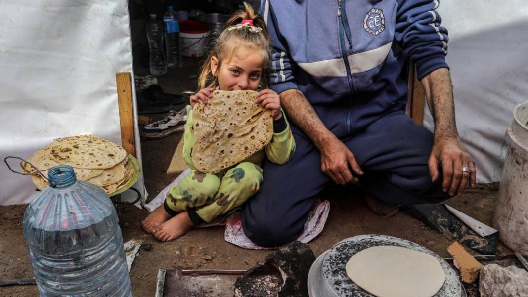 israil saldırıları altındaki Gazze'de yaşamın zorluğunu anlatan kareler 17