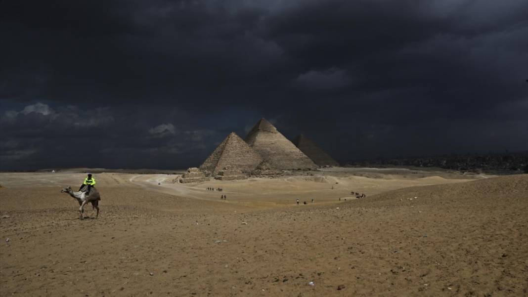 Mısır'da turistlerin çekim noktası: Giza piramitleri 1