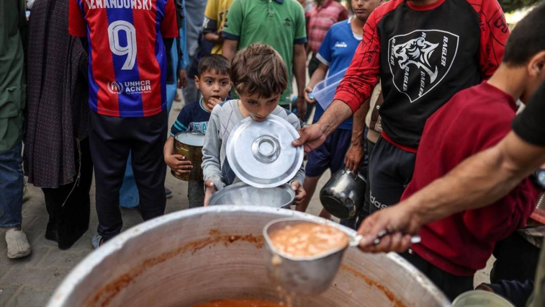 Gazze'de çocuklar, ailelerine yemek alabilmek için sıra bekliyor 1