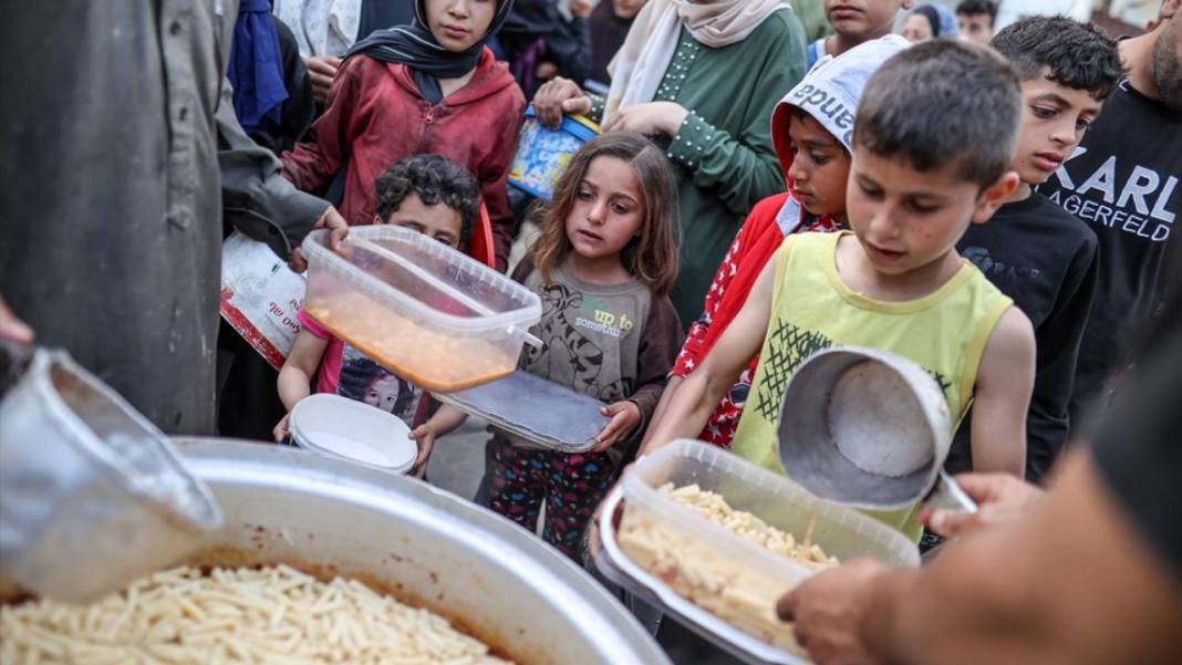 Gazze'de çocuklar, ailelerine yemek alabilmek için sıra bekliyor 11