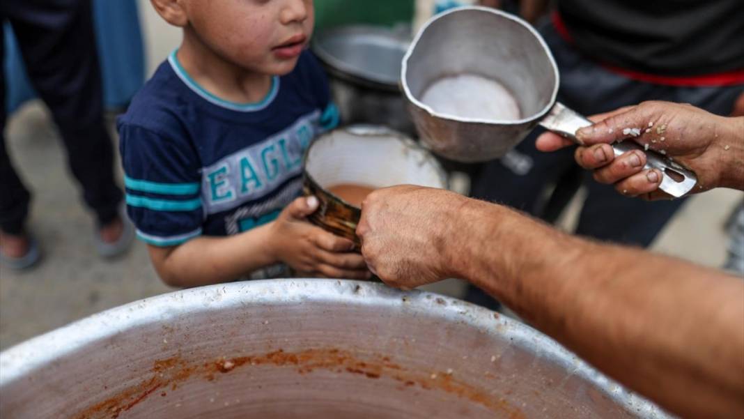 Gazze'de çocuklar, ailelerine yemek alabilmek için sıra bekliyor 12