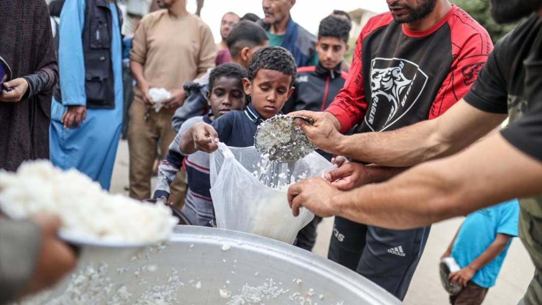Gazze'de çocuklar, ailelerine yemek alabilmek için sıra bekliyor 2