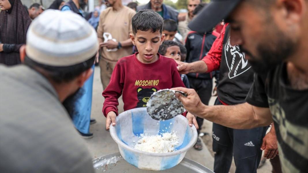 Gazze'de çocuklar, ailelerine yemek alabilmek için sıra bekliyor 3