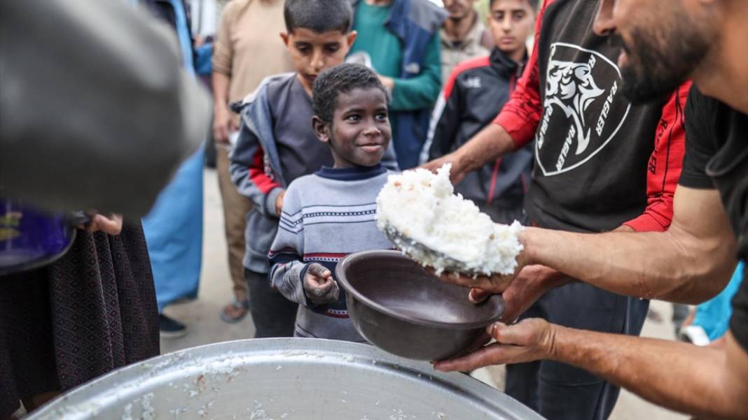 Gazze'de çocuklar, ailelerine yemek alabilmek için sıra bekliyor 4