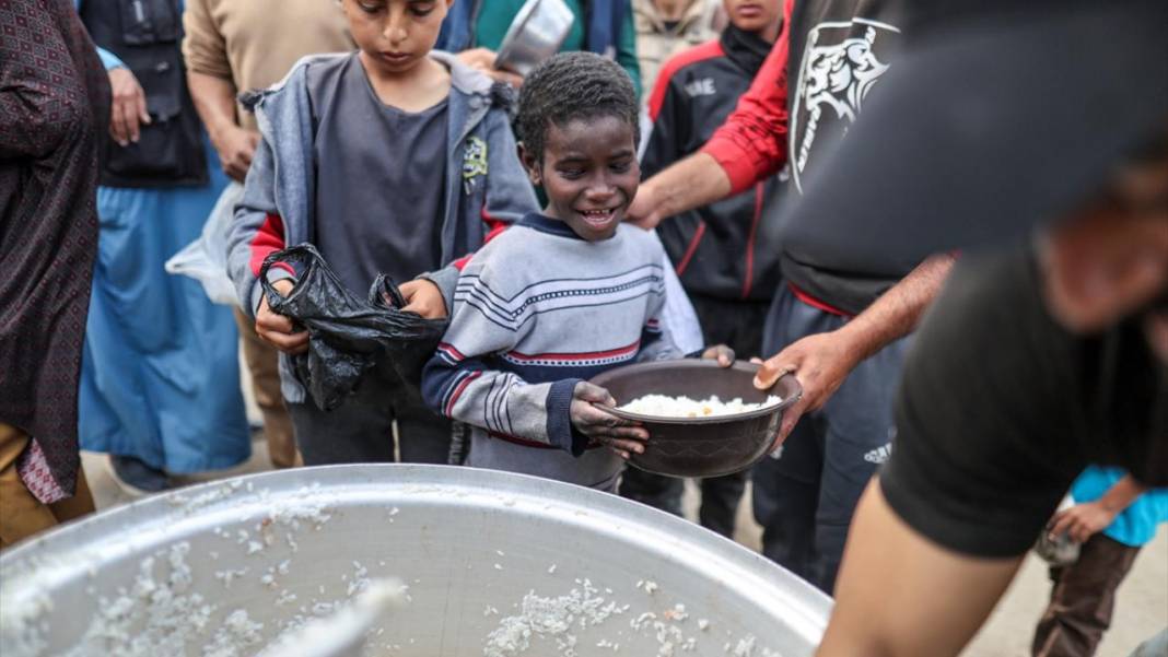 Gazze'de çocuklar, ailelerine yemek alabilmek için sıra bekliyor 5