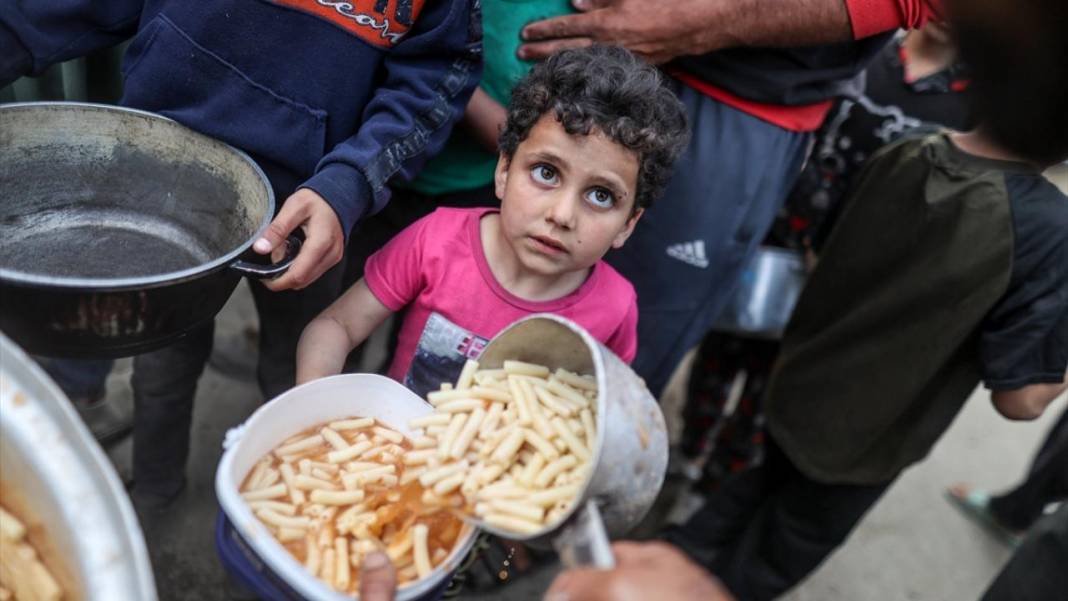 Gazze'de çocuklar, ailelerine yemek alabilmek için sıra bekliyor 6