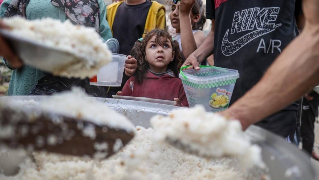 Gazze'de çocuklar, ailelerine yemek alabilmek için sıra bekliyor 8