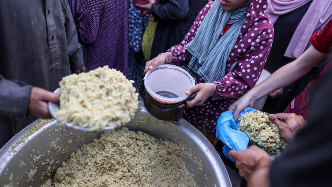 Gazze'de çocuklar, ailelerine yemek alabilmek için sıra bekliyor 9