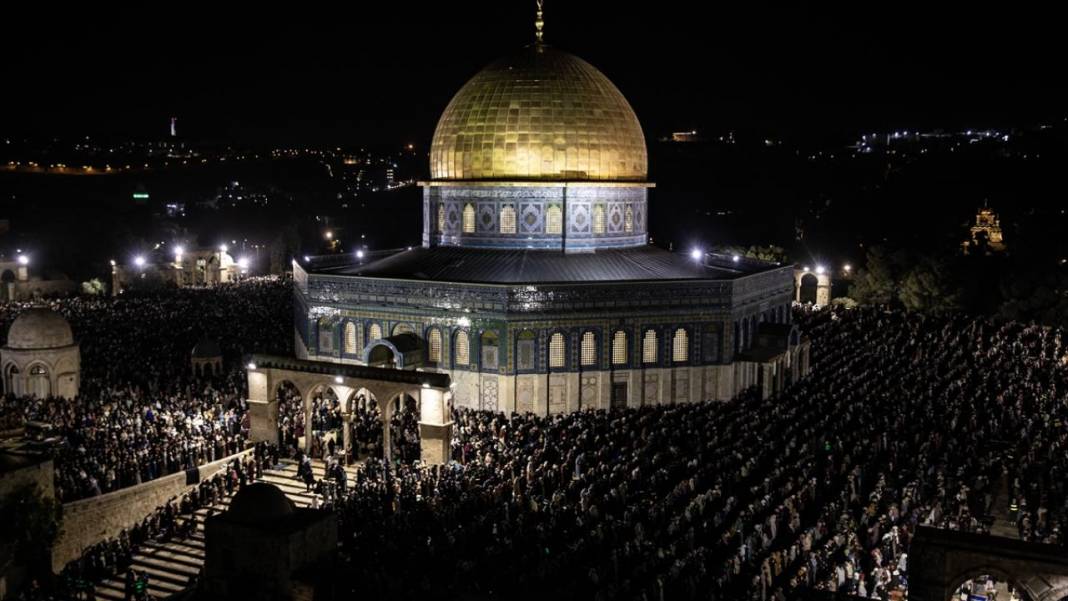 200 bin kişi Kadir Gecesi'ni Mescid-i Aksa’da gözyaşlarıyla ihya etti 10