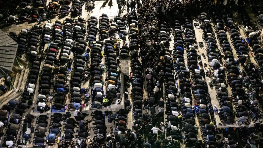 200 bin kişi Kadir Gecesi'ni Mescid-i Aksa’da gözyaşlarıyla ihya etti 11