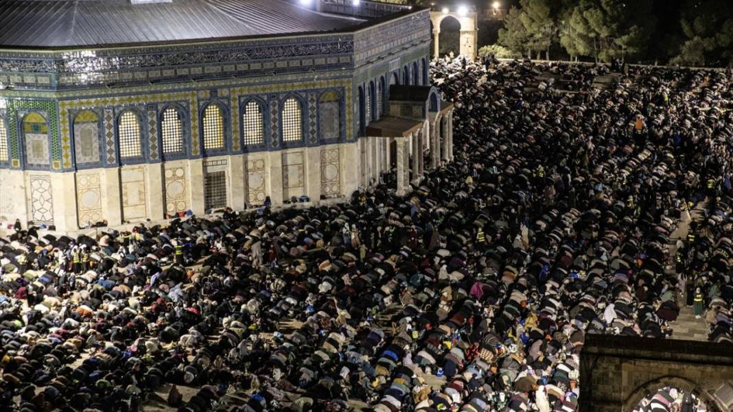 200 bin kişi Kadir Gecesi'ni Mescid-i Aksa’da gözyaşlarıyla ihya etti 12