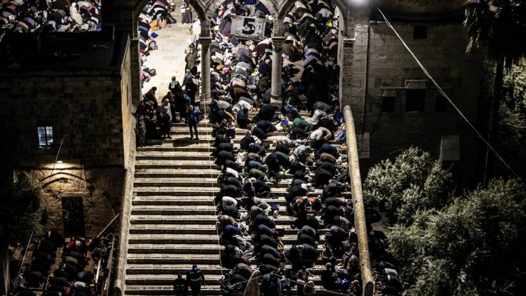 200 bin kişi Kadir Gecesi'ni Mescid-i Aksa’da gözyaşlarıyla ihya etti 13