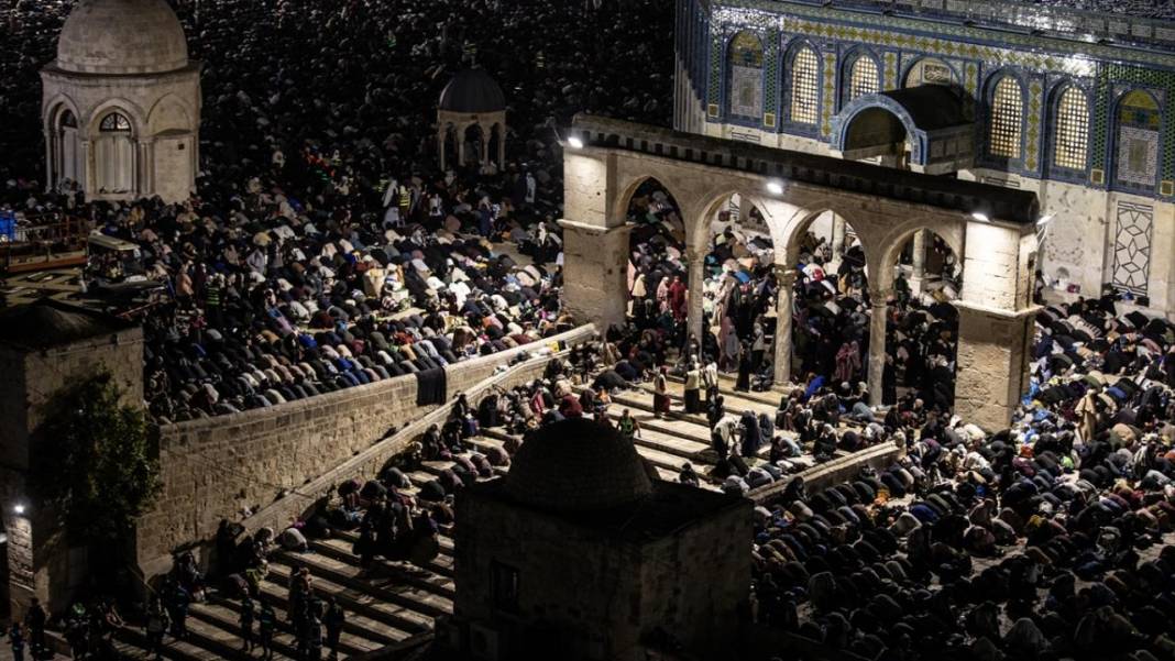 200 bin kişi Kadir Gecesi'ni Mescid-i Aksa’da gözyaşlarıyla ihya etti 14