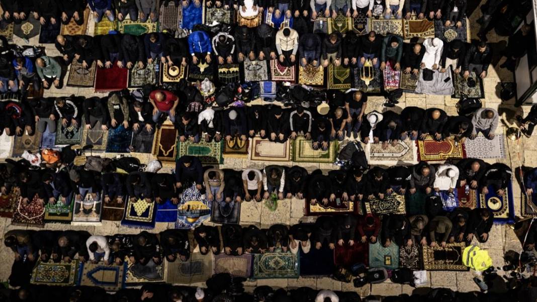 200 bin kişi Kadir Gecesi'ni Mescid-i Aksa’da gözyaşlarıyla ihya etti 15