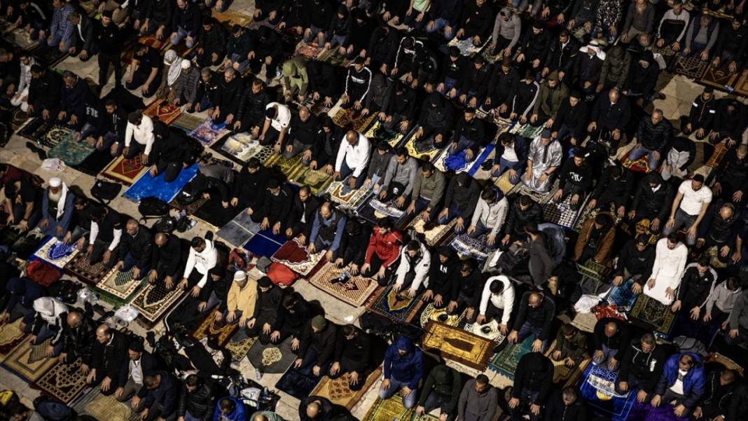 200 bin kişi Kadir Gecesi'ni Mescid-i Aksa’da gözyaşlarıyla ihya etti 16