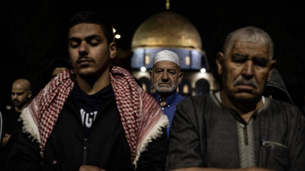 200 bin kişi Kadir Gecesi'ni Mescid-i Aksa’da gözyaşlarıyla ihya etti 17