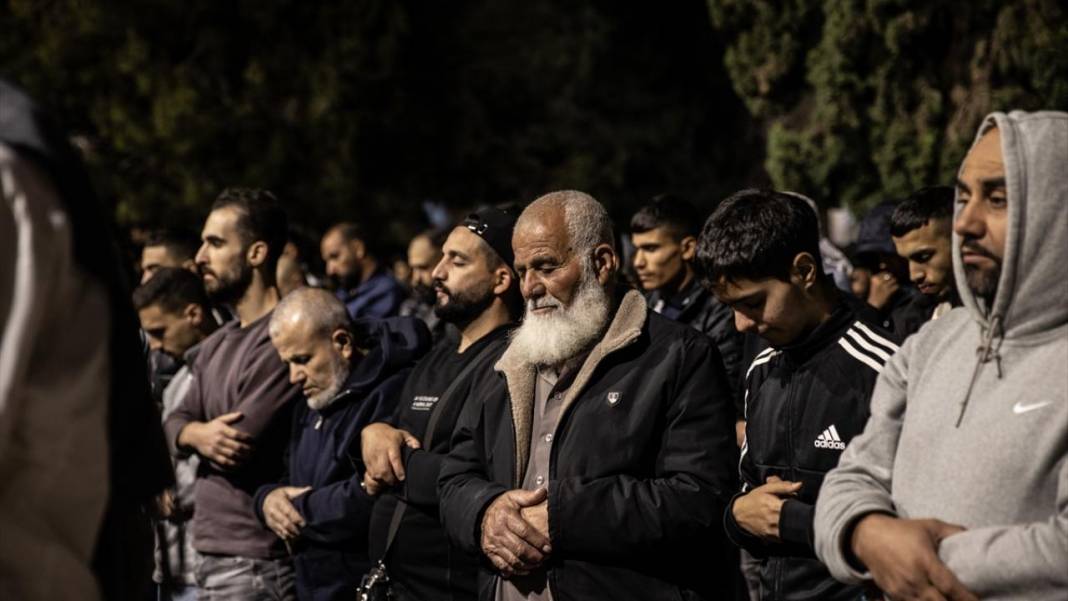 200 bin kişi Kadir Gecesi'ni Mescid-i Aksa’da gözyaşlarıyla ihya etti 18