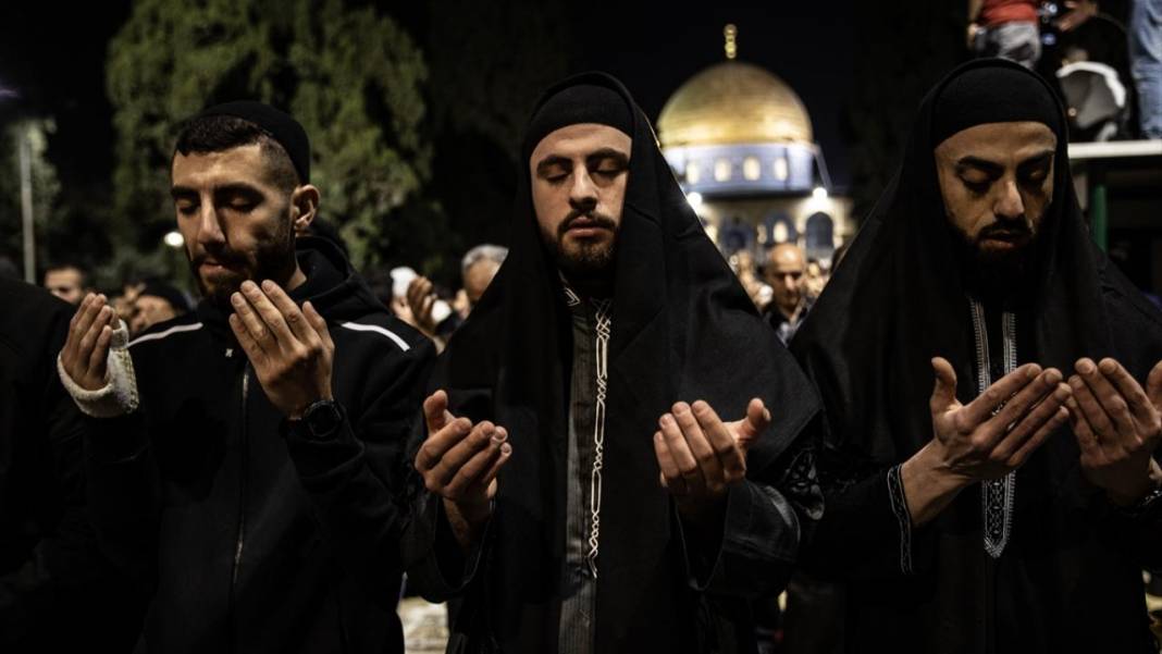 200 bin kişi Kadir Gecesi'ni Mescid-i Aksa’da gözyaşlarıyla ihya etti 19