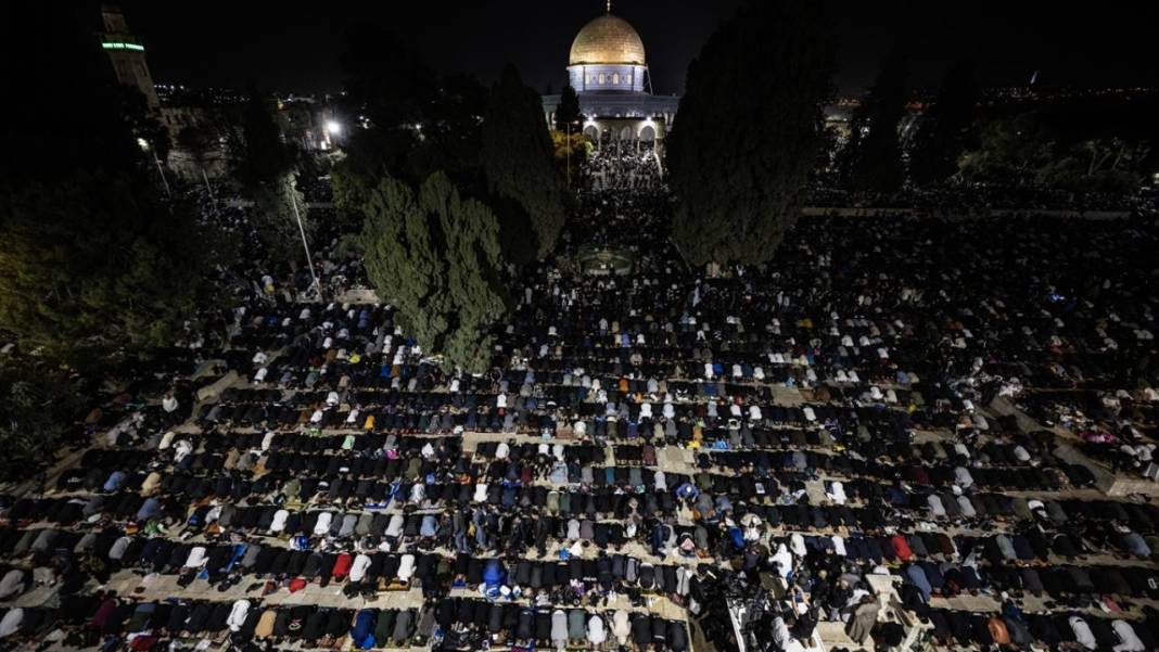 200 bin kişi Kadir Gecesi'ni Mescid-i Aksa’da gözyaşlarıyla ihya etti 2