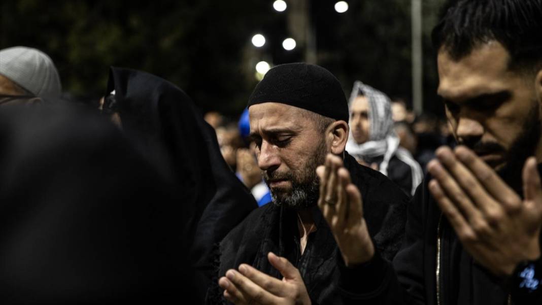 200 bin kişi Kadir Gecesi'ni Mescid-i Aksa’da gözyaşlarıyla ihya etti 20