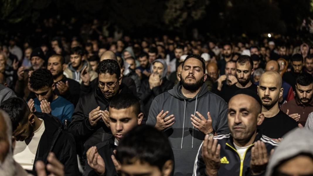 200 bin kişi Kadir Gecesi'ni Mescid-i Aksa’da gözyaşlarıyla ihya etti 21