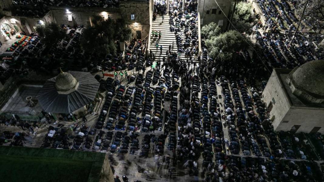 200 bin kişi Kadir Gecesi'ni Mescid-i Aksa’da gözyaşlarıyla ihya etti 22