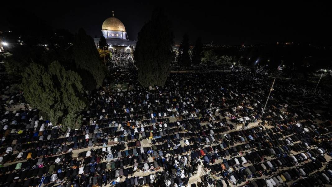 200 bin kişi Kadir Gecesi'ni Mescid-i Aksa’da gözyaşlarıyla ihya etti 24
