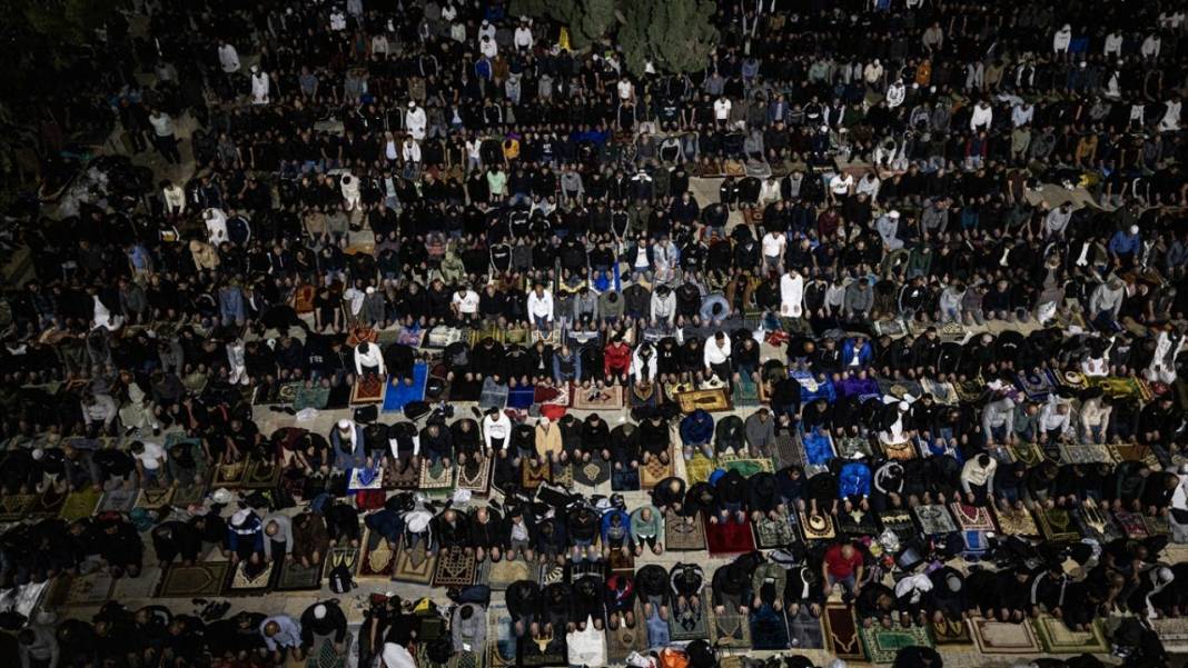 200 bin kişi Kadir Gecesi'ni Mescid-i Aksa’da gözyaşlarıyla ihya etti 25