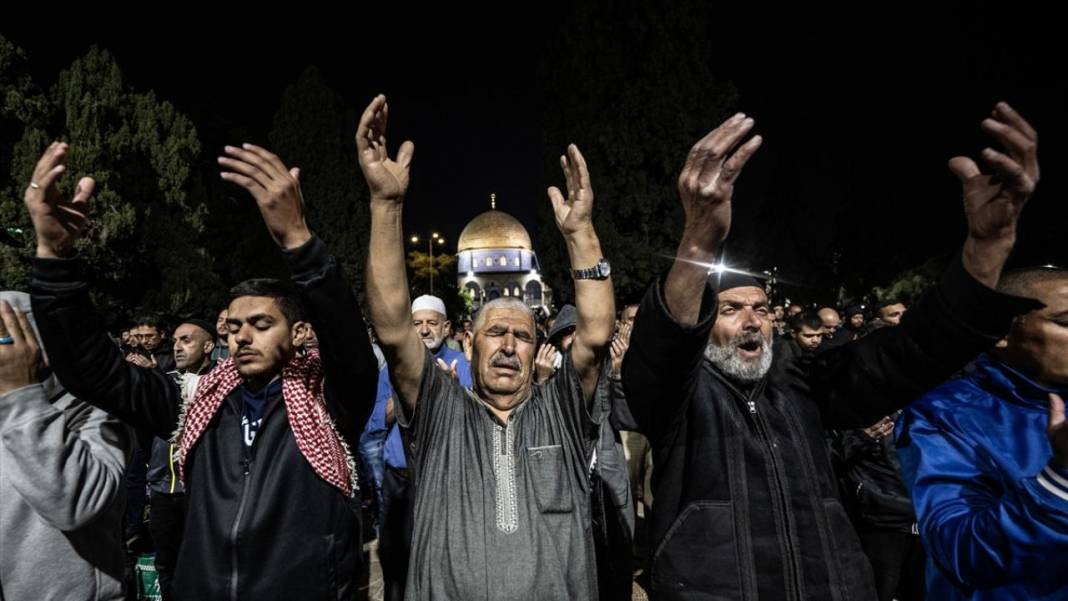 200 bin kişi Kadir Gecesi'ni Mescid-i Aksa’da gözyaşlarıyla ihya etti 26