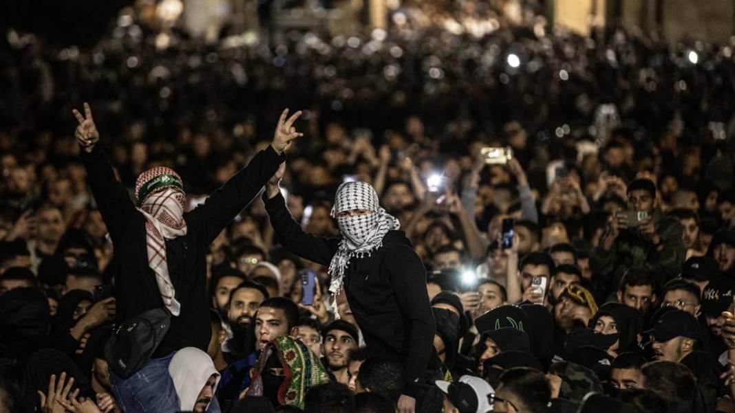 200 bin kişi Kadir Gecesi'ni Mescid-i Aksa’da gözyaşlarıyla ihya etti 27