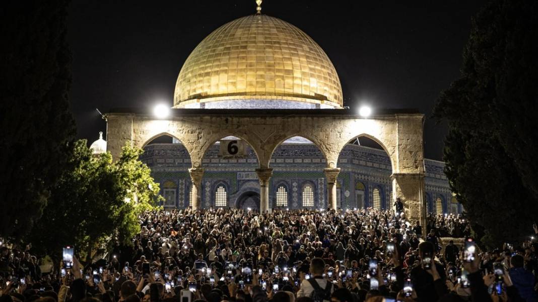 200 bin kişi Kadir Gecesi'ni Mescid-i Aksa’da gözyaşlarıyla ihya etti 28