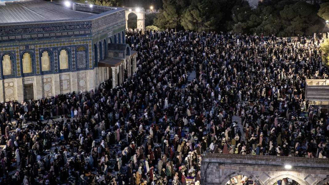 200 bin kişi Kadir Gecesi'ni Mescid-i Aksa’da gözyaşlarıyla ihya etti 29