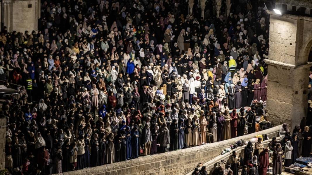 200 bin kişi Kadir Gecesi'ni Mescid-i Aksa’da gözyaşlarıyla ihya etti 3