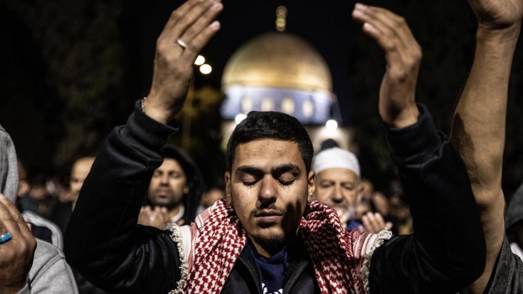 200 bin kişi Kadir Gecesi'ni Mescid-i Aksa’da gözyaşlarıyla ihya etti 5