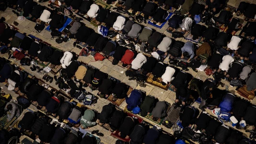 200 bin kişi Kadir Gecesi'ni Mescid-i Aksa’da gözyaşlarıyla ihya etti 6