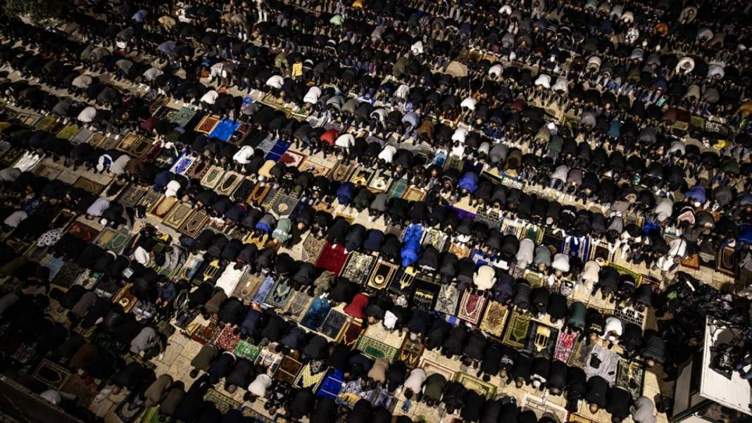 200 bin kişi Kadir Gecesi'ni Mescid-i Aksa’da gözyaşlarıyla ihya etti 7