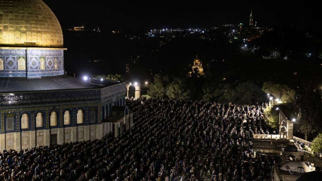 200 bin kişi Kadir Gecesi'ni Mescid-i Aksa’da gözyaşlarıyla ihya etti 8