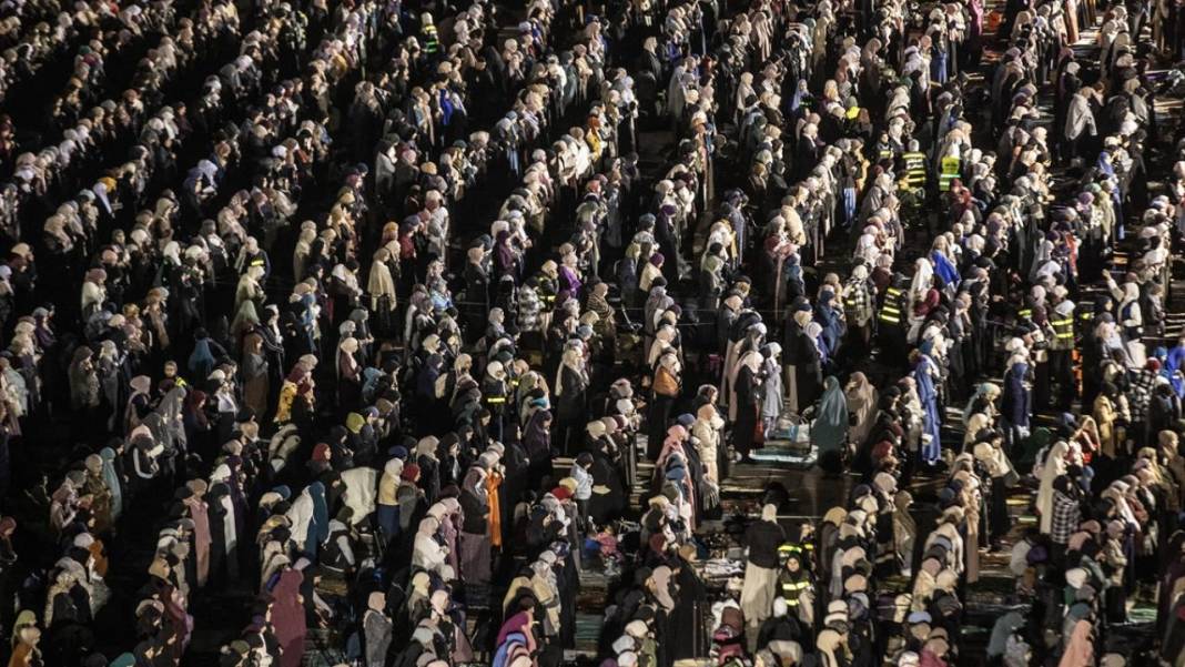 200 bin kişi Kadir Gecesi'ni Mescid-i Aksa’da gözyaşlarıyla ihya etti 9