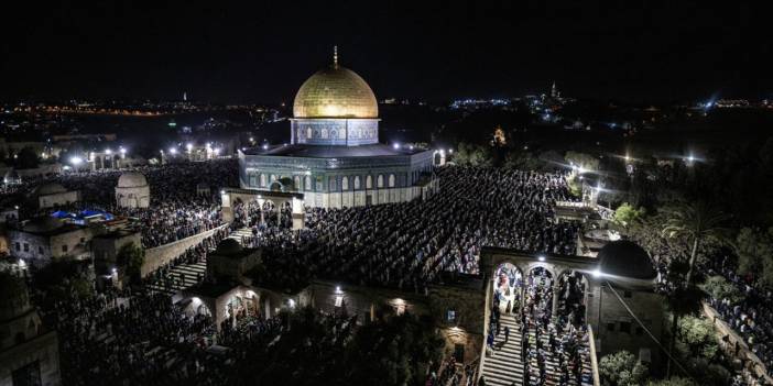 200 bin kişi Kadir Gecesi'ni Mescid-i Aksa’da gözyaşlarıyla ihya etti