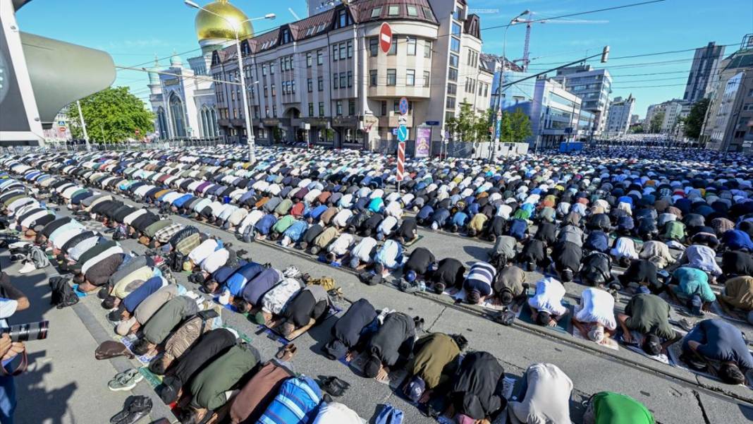 Rusya'da Kurban Bayram namazı coşkusu camilerden sokaklara taştı 15