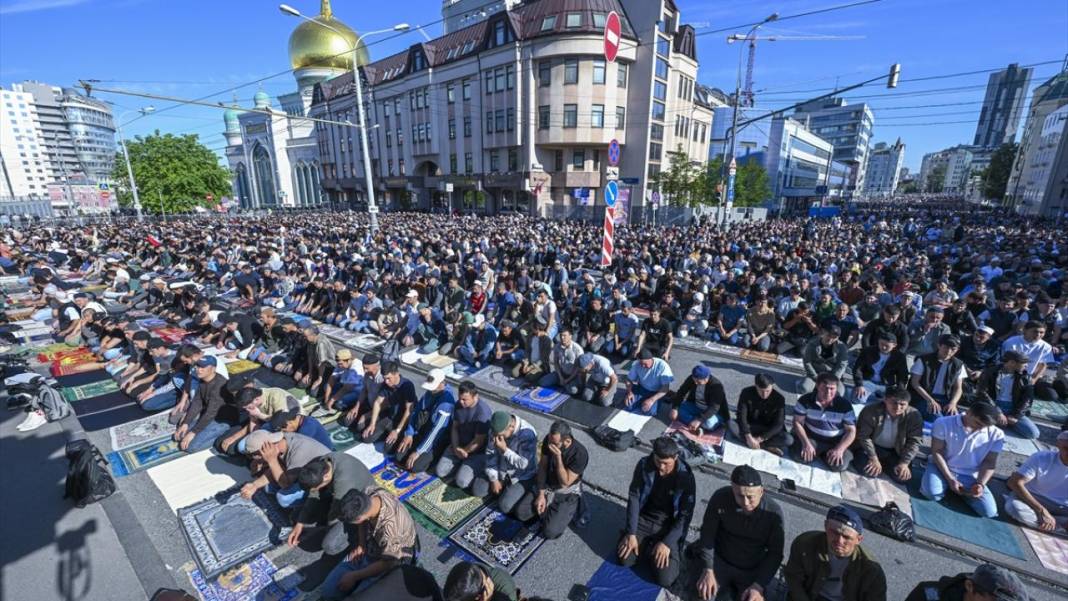 Rusya'da Kurban Bayram namazı coşkusu camilerden sokaklara taştı 16