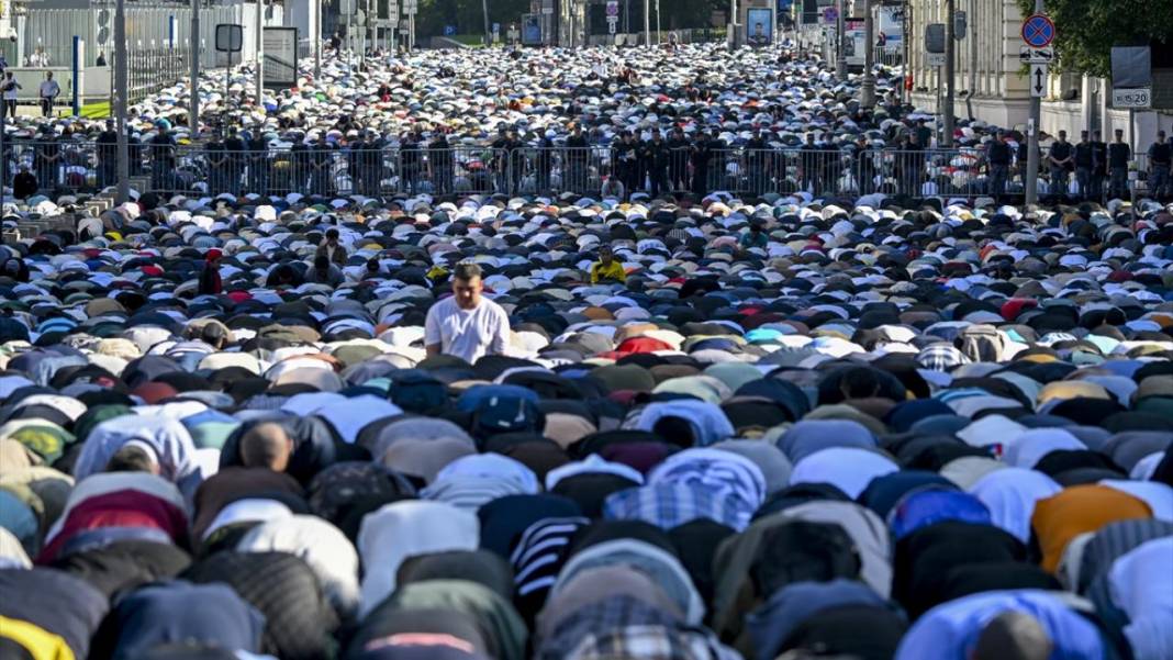 Rusya'da Kurban Bayram namazı coşkusu camilerden sokaklara taştı 2